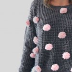 Переделать простой свитер в модный с розовыми помпончиками можно за один вечер!